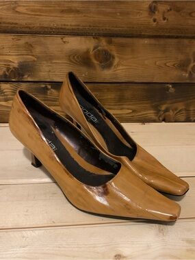 Moda Spana Tan Patent Leather Low Heel Pumps